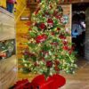 Umelý vianočný stromček 3D Smrek Exkluzívny 210cm, zelený stromček je ozdobený červenými a zlatými ozdobami