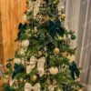 Umelý vianočný stromček 3D Smrek Exkluzívny 210cm, stromček so zelným ihličím je ozdobený zlatými a zelenými ozdobami