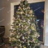 Umelý vianočný stromček 3D Smrek Exkluzívny 210cm, stromček s hustým zeleným ihličím je ozdobený bielymi a ružovými ozdobami