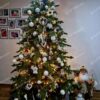 Umelý vianočný stromček 3D Smrek Exkluzívny 210cm, zelený stromček je ozdobený bielymi ozdobami