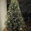 Umelý vianočný stromček 3D Smrek Exkluzívny 210cm, stromček má husté zelené ihličie a je ozdobený bielymi a ružovými ozdobami