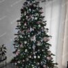 Umelý vianočný stromček 3D Smrek Exkluzívny 240cm, vysoký stromček so zeleným ihličím je ozdobený bielymi a ružovými ozdobami