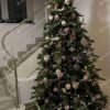 Umelý vianočný stromček 3D Smrek Exkluzívny 240cm, vysoký stromček so zeleným ihličím je ozdobený bielymi a ružovými ozdobami