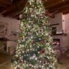 Umelý vianočný stromček 3D Smrek Exkluzívny 270cm, vysoký zelený stromček je ozdobený červenými ozdobami