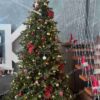 Umelý vianočný stromček 3D Smrek Exkluzívny 300cm, vysoký stromček so zeleným ihličím je ozdobený červenými a zlatými ozdobami