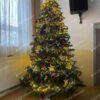 Umelý vianočný stromček 3D Smrek Exkluzívny 300cm, vysoký zelený stromček je ozdobený červenými a bielymi ozdobami