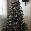 Umelý vianočný stromček 3D Smrek Exkluzívny 300cm, vysoký stromček má prirodzene zelené ihličie a je ozdobený červenými a bielymi ozdobami