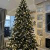 Umelý vianočný stromček 3D Smrek Exkluzívny 300cm, vysoký stromček má husté zelené ihličie a je ozdobený bielymi ozdobami
