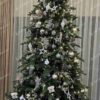 Umelý vianočný stromček 3D Smrek Exkluzívny 300cm LED1000, vysoký stromček má zelené ihličie a je ozdobený bielymi ozdobami