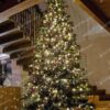 Umelý vianočný stromček 3D Smrek Exkluzívny 300cm LED1000, vysoký stromček má husté zelené ihličie a je ozdobený červeno-zlatými ozdobami