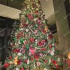 Umelý vianočný stromček 3D Smrek Exkluzívny 360cm, vysoký stromček má zelené ihličie a je ozdobený červenými a bielymi ozdobami