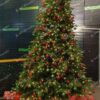 Umelý vianočný stromček 3D Smrek Exkluzívny 360cm LED1450, vysoký zelený stromček ozdobený červenými a zelenými ozdobami