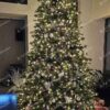 Umelý vianočný stromček 3D Smrek Exkluzívny 360cm LED1450, vysoký stromček ma husté zelené ihličie a je ozdobený bielymi a striebornými ozdobami