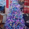 Umelý vianočný stromček 3D Smrek Grónsky 210cm, stromček má husto zasnežené vetvičky a je ozdobený bielymi a ružovými ozdobami