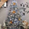Umelý vianočný stromček 3D Smrek Grónsky 210cm, stromček má husto zasnežené vetvičky a je ozdobený bielo-zlatými ozdobami