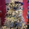 Umelý vianočný stromček 3D Smrek Grónsky 210cm, stromček má husto azsnežené vetvičk a je ozdobený bielo-modrými ozobami