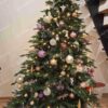 Umelý vianočný stromček 3D Smrek Horský 210cm LED450, stromček má prirodzene zelené ihličie a integrované LED osvetlenie a je ozdobený fialovými a bielymi ozdobami