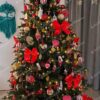 Umelý vianočný stromček 3D Smrek Horský 210cm LED450, stromček má zelené ihličie a je ozdobený červenými a bielymi ozdobami
