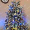 Umelý vianočný stromček 3D Smrek Kráľovský 120cm, stromček má husto zasnežené vetvičky a je ozdobený zlatými a medenými ozdobami