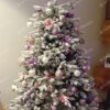 Umelý vianočný stromček 3D Smrek Kráľovský 150cm, stromček má husto zasnežené vetvičky a je ozdobený bielymi a ružovými ozdobami