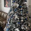 Umelý vianočný stromček 3D Smrek Kráľovský 210cm, stromček má husto zasnežené vetvičky a je ozdobený bielymi a modrými ozdobami