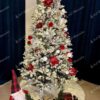 Umelý vianočný stromček 3D Smrek Kráľovský 210cm, má husto zasnežené vetvičky a je ozdobený červenými a bielymi ozdobami