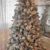 Umelý vianočný stromček 3D Smrek Kráľovský 210cm, stromček je husto zasnežený a ozdobený bielymi a ružovými ozdobami