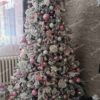 Umelý vianočný stromček 3D Smrek Kráľovský 210cm , stromček je husto zasnežený a je ozdobený bielymi a ružovými ozdobami