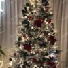 Umelý vianočný stromček 3D Smrek Kráľovský 210cm, stromček má husto zasnežené vetvičky a je ozdobený červenými a bielymi ozdobami