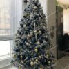 Umelý vianočný stromček 3D Smrek Kráľovský 210cm LED350, stromček má husto zasnežené vetvičky a je ozdobený čiernymi a zlatými ozdobai