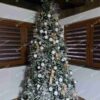 Umelý vianočný stromček 3D Smrek Kráľovský 270cm, stromček má husto zasnežené vetvičky a je ozdobený bielymi a zlatými ozdobami