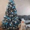 Umelý vianočný stromček 3D Smrek Ľadový 210cm, stromček má husté zeleno strieborné ihličie a je ozdobený bielymi a modrými ozdobami