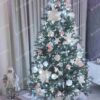 Umelý vianočný stromček 3D Smrek Ľadový 210cm, stromček má strieborno zelené ihličie a je ozdobený bielymi a ružovými ozdobami