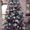 Umelý vianočný stromček 3D Smrek Ľadový 210cm, stromček má husté zelenostrieborné ihličie a je ozdobený bielymi a červenými ozdobami