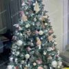 Umelý vianočný stromček 3D Smrek Ľadový 210cm, stromček má striebornozelené ihličie a je ozdobený bielymi a ružovými ozdobami
