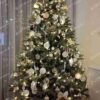 Umelý vianočný stromček 3D Smrek Ľadový 210cm, stromček má husté zelenostrieborné ihličie a je ozdobený bielymi ozdobami