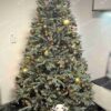 Umelý vianočný stromček 3D Smrek Ľadový 240cm, stromček má husté zelenostrieborné ihličie a je ozdobený zlatými a medenými ozdobami