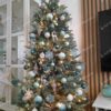 Umelý vianočný stromček 3D Smrek Ľadový Úzky 180cm, stromček má strieborno zelené ihličie a je je ozdobený bielymi a zelenými ozdobami