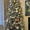 Umelý vianočný stromček 3D Smrek Mohutný 210cm, stromček ma zeleno strieborné ihličie a je je ozdobený bielymi a červenými ozdobami