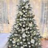 Umelý vianočný stromček 3D Smrek Mohutný 210cm, stromček má prirodzene zelené ihličie a je ozdobený bielymi ozdobami