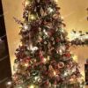 Umelý vianočný stromček 3D Smrek Mohutný 210cm, stromček má husté zelené ihličie a je ozdobený červenými a zlatými ozdobami