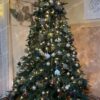 Umelý vianočný stromček 3D Smrek Mohutný 210cm LED450, stromček má prirodzene zelené ihličie a je ozdobený zlatými a bielymi ozdobami