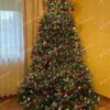 Umelý vianočný stromček 3D Smrek Mohutný 240cm, stromček má husté zelené vetvičky a je ozdobený červenými a zlatými ozdobami