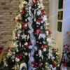 Umelý vianočný stromček 3D Smrek Mohutný 240cm, stromček má husté zelené ihličie a je ozdobený červenými a bielymi ozdobami