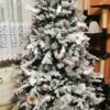 Umelý vianočný stromček 3D Smrek Polárny 180cm, stromček má husto zasnežené vetvičky ozdobené šiškami a je ozdobený striebornými ozdobami