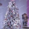 Umelý vianočný stromček 3D Smrek Polárny 210cm, stromček má husto zasnežené vetvičky ozdobené šiškami, je ozdobený ružovými ozdobami