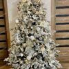 Umelý vianočný stromček 3D Smrek Polárny 210cm, stormček je husto zasnežený na vetvičkách má šiška. ozdobený je bielymi a zlatými ozdobami