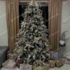 Umelý vianočný stromček 3D Smrek Polárny 210cm, stromček má husto zasnežené vetvičky so šiškami a je ozdobený zlatými ozdobami