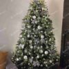 Umelý vianočný stromček 3D Smrek Robustný XL 210cm, stromček má husté zelené ihličie a je ozdobený bielymi a striebornými ozdobami