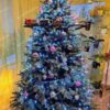 Umelý vianočný stromček 3D Smrek Robustný XL 210cm, stromček má husté zelené ihličie a je ozdobený ružovými ozdobami